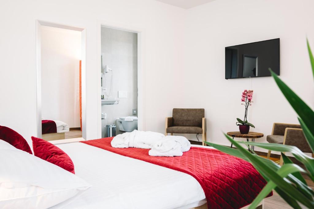 Postel nebo postele na pokoji v ubytování Hotel-Restaurant La Croix d’Or