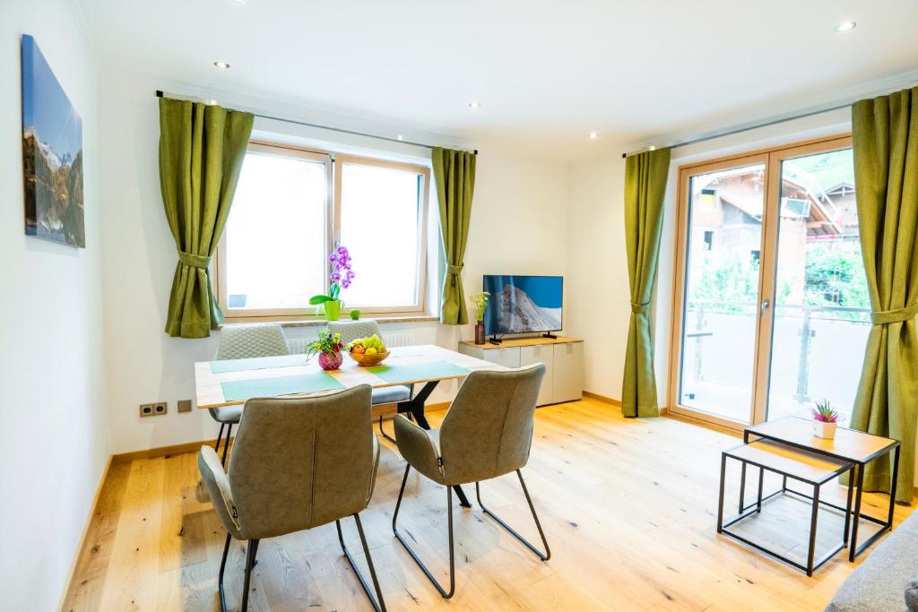 een eetkamer met een tafel en stoelen bij Landhaus Rosner in Dorfgastein