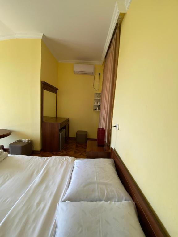 Postel nebo postele na pokoji v ubytování Lia's Guest House