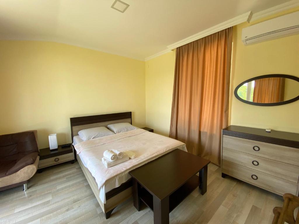 Postel nebo postele na pokoji v ubytování Lia's Guest House