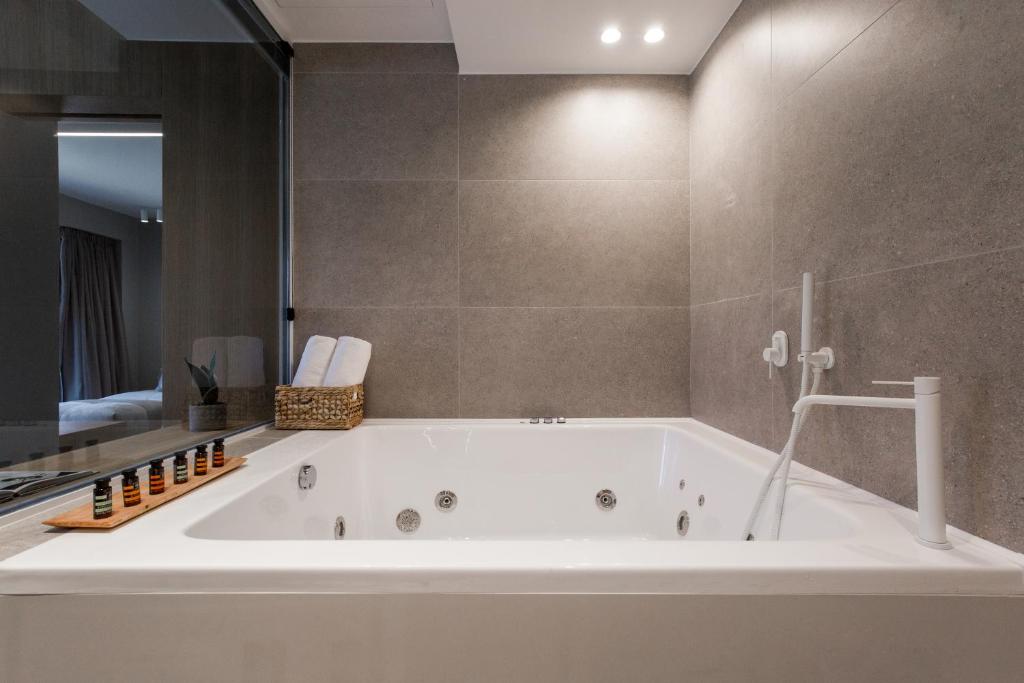 Noemie Luxury Suites - Resim 25