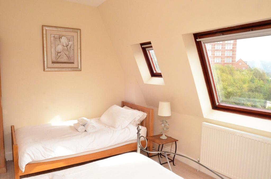 Cama o camas de una habitación en Trade Digs Stroud - 1 and 2 bedrooms available