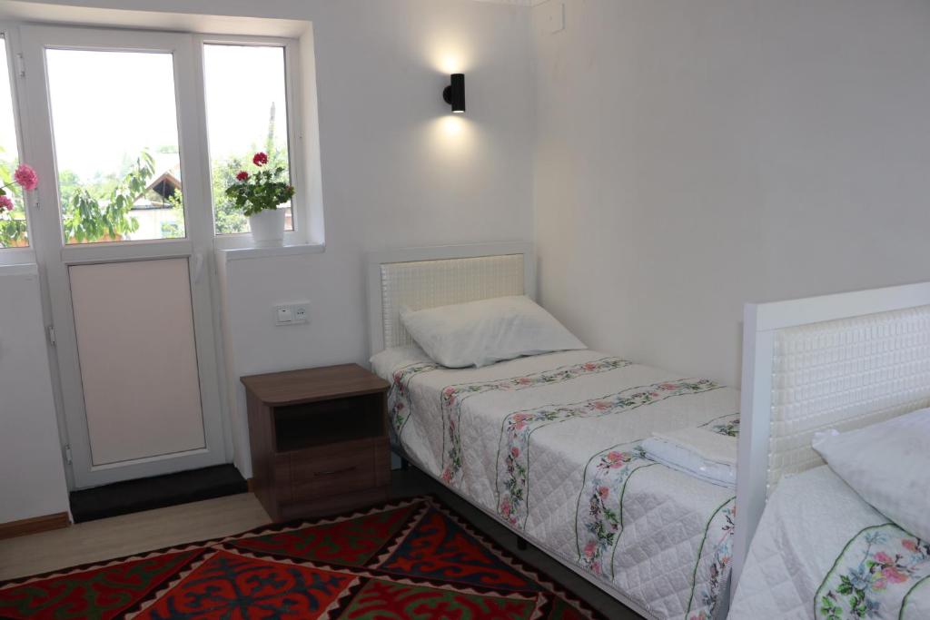 Postel nebo postele na pokoji v ubytování Guest House Akbermet