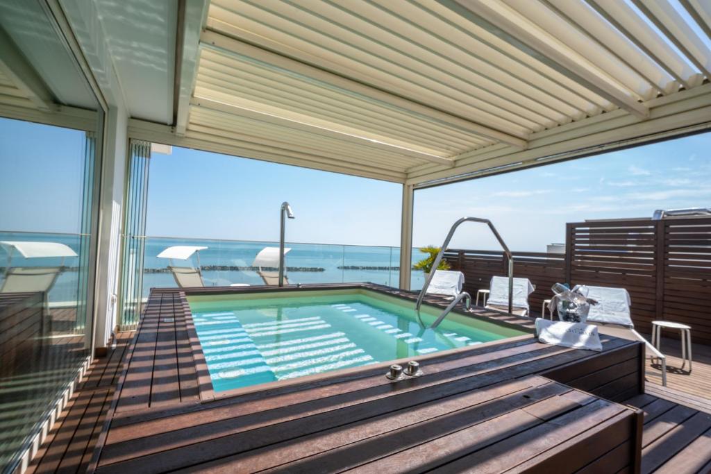 una piscina en la terraza de una casa en Hotel Globus, en Bellaria-Igea Marina