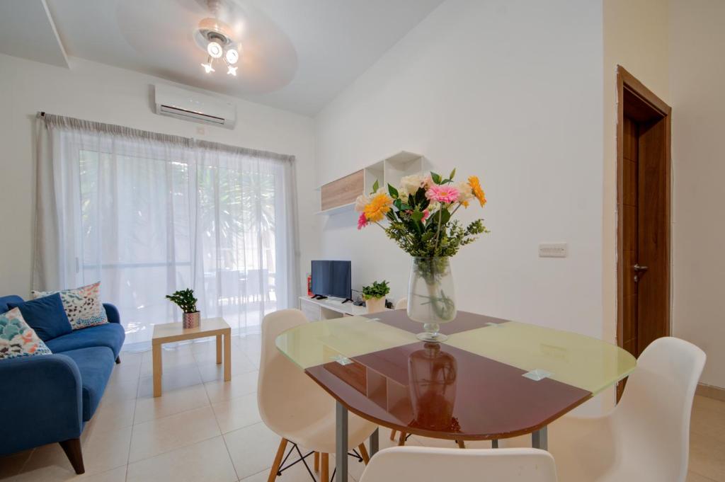 Apartment Off The Strand Gzira with patio, IlGżira, Malta