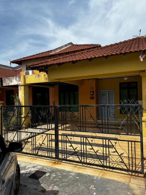 Homestay Sumayyah - Three-Bedroom House