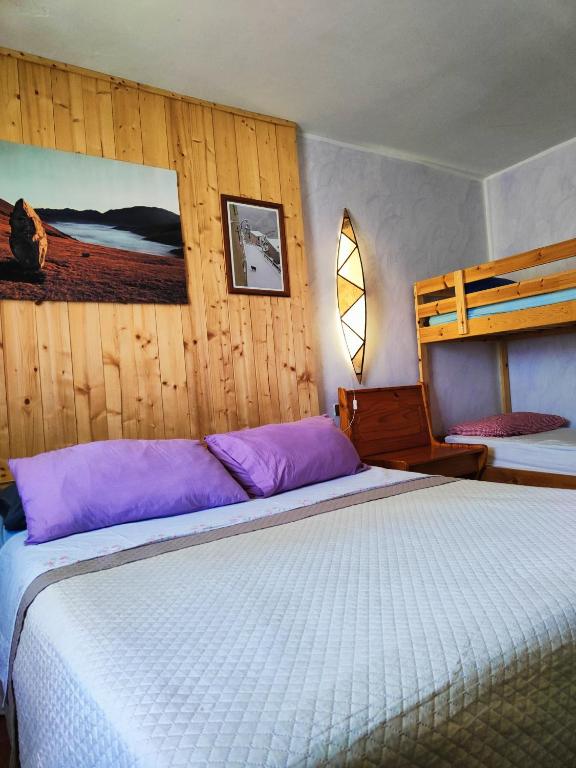 Postel nebo postele na pokoji v ubytování B&B Bivacco Frasassi climbing & trail running house
