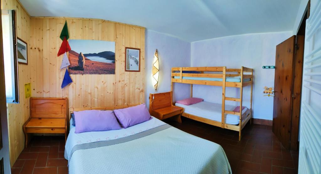 ジェンガにあるB&B Bivacco Frasassi climbing & trail running houseのベッドルーム1室(ベッド2台、二段ベッド1組付)