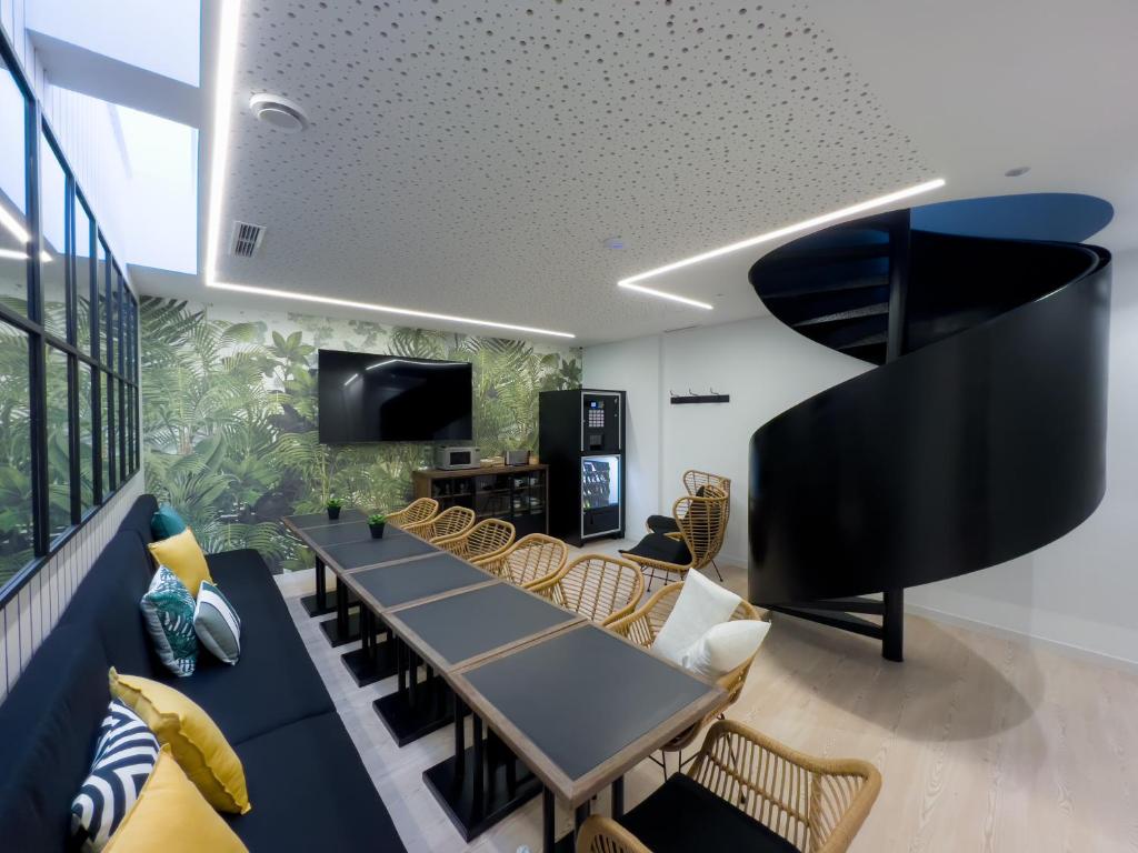 Μια τηλεόραση ή/και κέντρο ψυχαγωγίας στο Hostel Charino