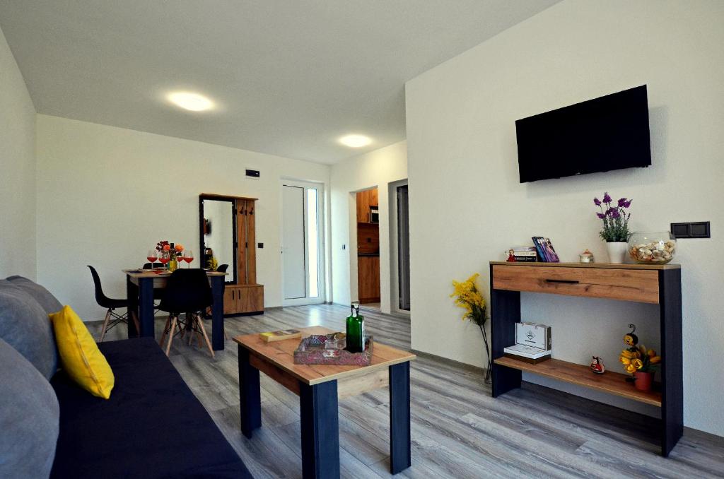 uma sala de estar com um sofá e uma mesa em Di Mare Holiday Apartments em Kranevo