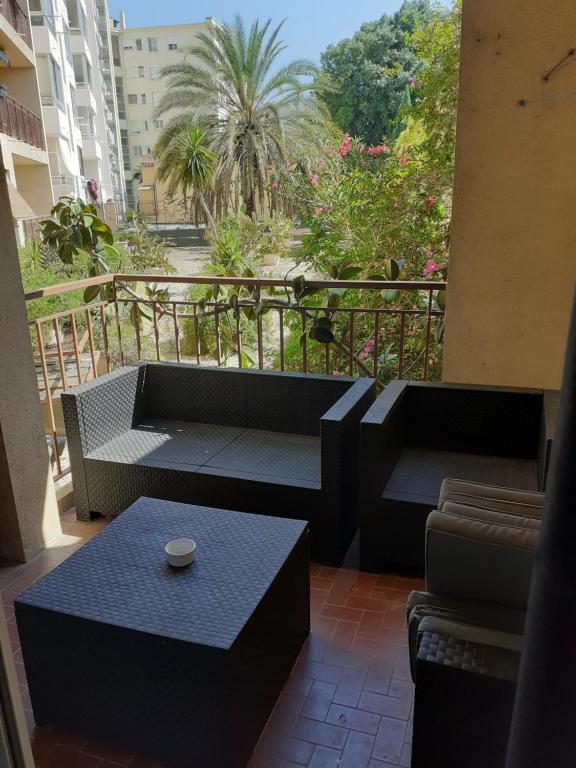 - un balcon avec un canapé et une table basse dans l'établissement F4 au cœur de Toulon 7 nuits minimum Wifi et parking commun gratuit, à Toulon