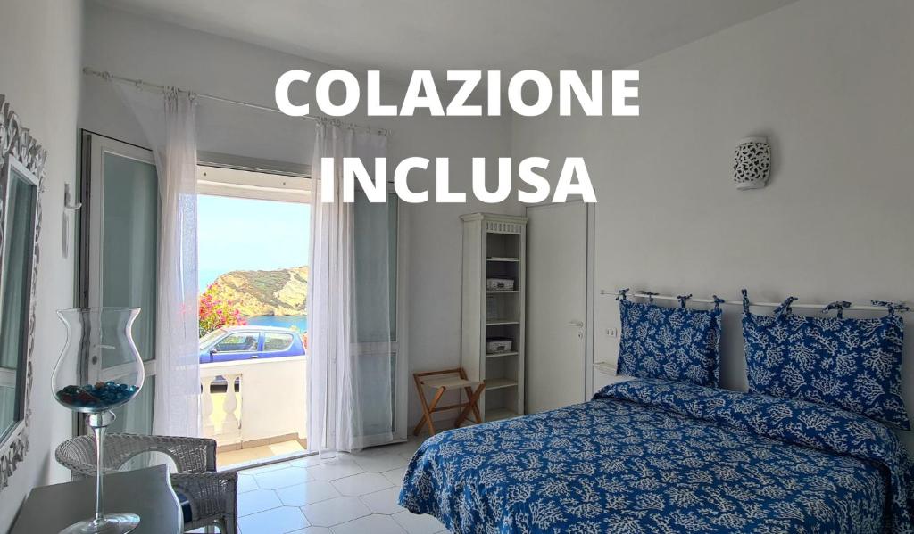 um quarto com uma cama e vista para o oceano em Turistcasa - b&b Casa d'amare em Ponza