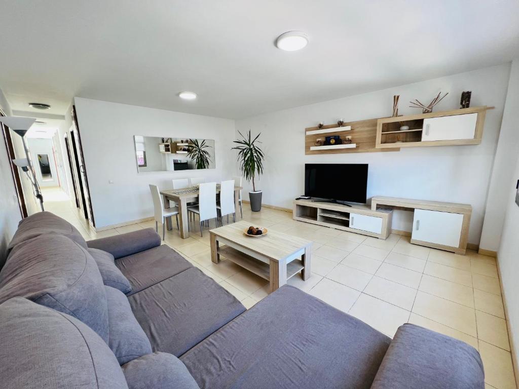een woonkamer met een bank en een tafel bij Apartamento Muelle Deportivo in Las Palmas de Gran Canaria