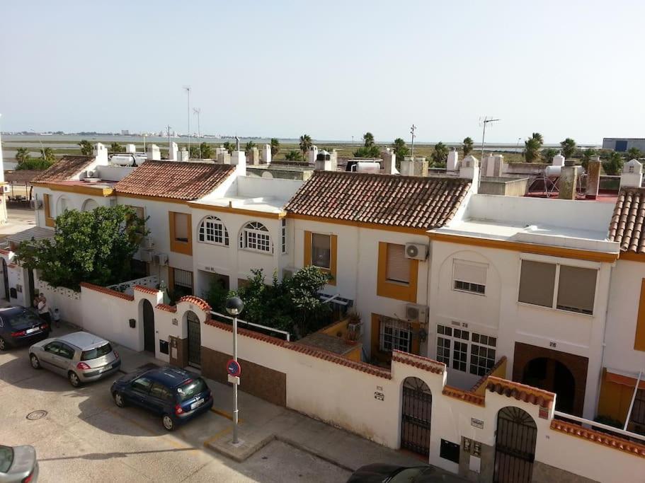 grupa budynków z samochodami zaparkowanymi na parkingu w obiekcie Precioso piso duplex en la Bahia de Cadiz para 5 plazas w mieście Puerto Real