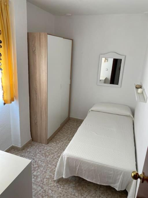 Łóżko lub łóżka w pokoju w obiekcie Precioso piso duplex en la Bahia de Cadiz para 5 plazas