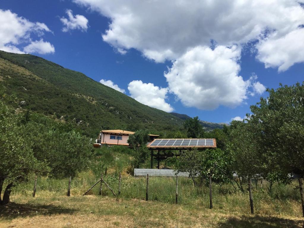 uma casa com um solário numa colina em Affittacamere L’ Agrumeto em Maratea