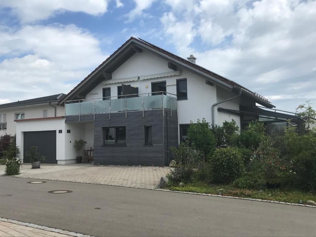 a white house with a balcony on the side of it at Eistobel und Felderhalde in Isny im Allgäu