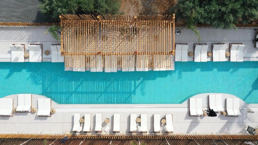 eine Luftansicht eines Hotels mit Pool in der Unterkunft Indigo Inn Casa Adults Only in Hersonissos