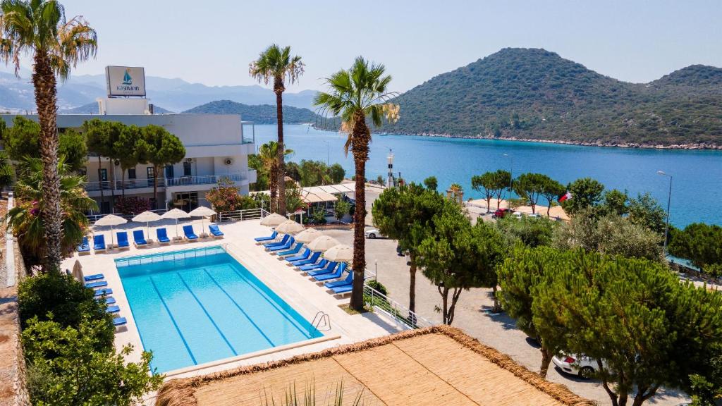 Blick auf den Pool in einem Resort mit Palmen in der Unterkunft Kas Marin Hotel in Kaş
