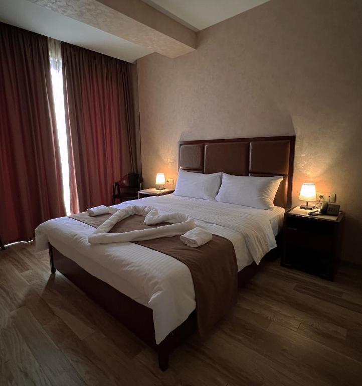 Postel nebo postele na pokoji v ubytování Aura Hotel Tbilisi