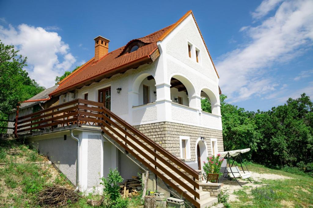 Budova, v ktorej sa vila nachádza