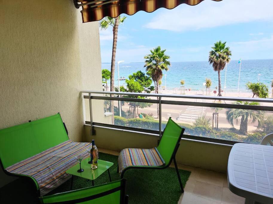 d'un balcon avec une table et des chaises et une vue sur l'océan. dans l'établissement Cnossos YourHostHelper, à Cannes