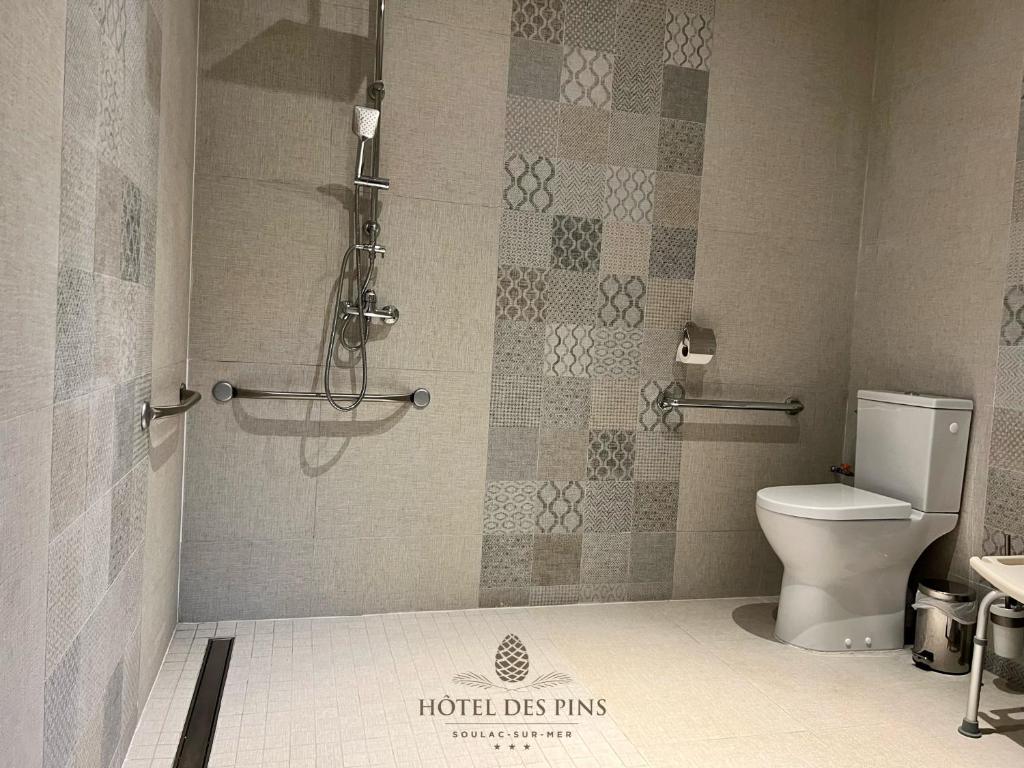 Koupelna v ubytování Hotel des Pins