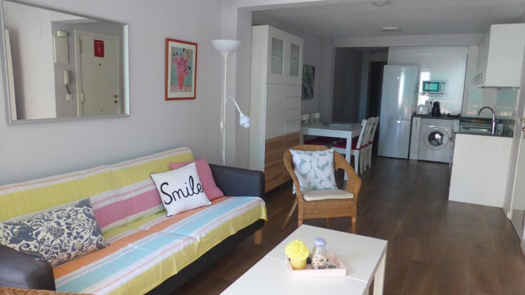 uma sala de estar com um sofá e uma mesa em Apartamento Vivemar em El Campello