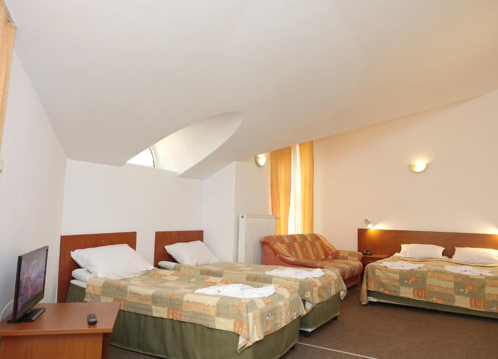 Ένα ή περισσότερα κρεβάτια σε δωμάτιο στο Hotel Elit