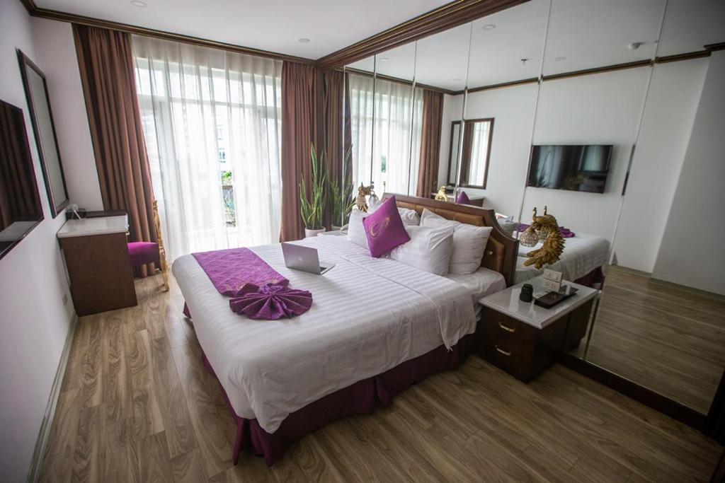 Giường trong phòng chung tại Hanoi Suji Hotel