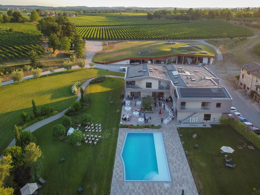 una vista aérea de una finca con piscina en COBUE "Wine resort & Spa", en Pozzolengo