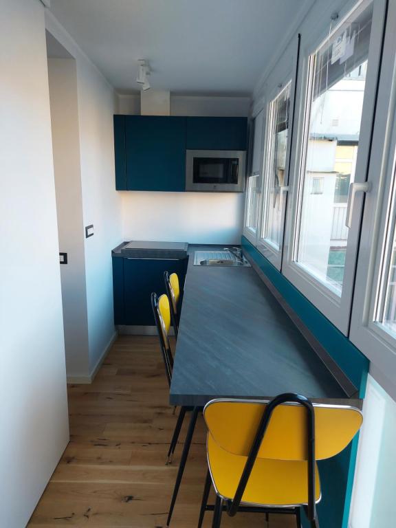 une salle à manger avec une table et des chaises jaunes dans l'établissement Rock n Rome - Colosseo - Via Leonina, à Rome