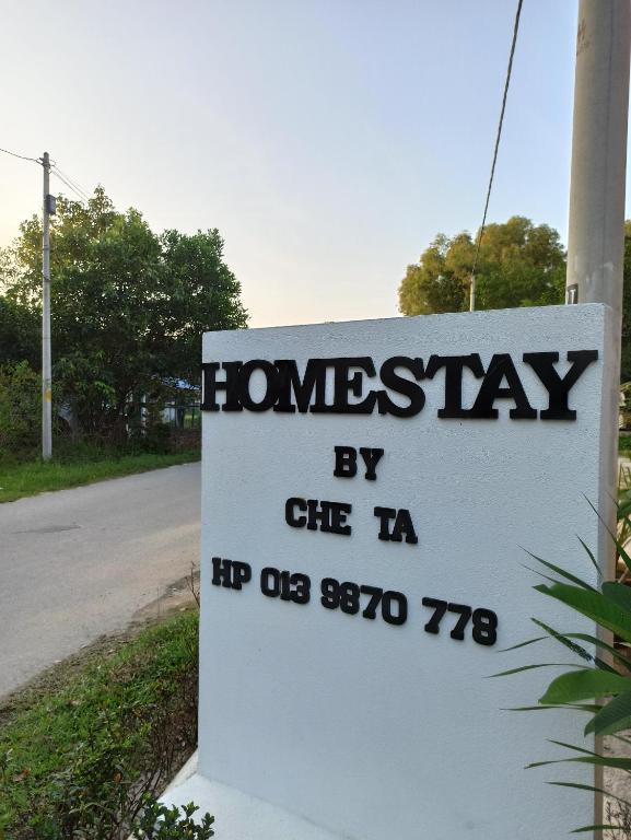 un signe pour un jour d'habitation par le a hpi sur une route dans l'établissement HOMESTAY CHE TA TERENGGANU, à Kuala Terengganu