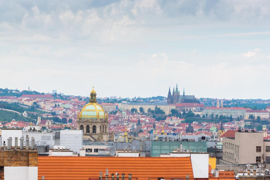 Nespecifikovaný výhled na destinaci Praha nebo výhled na město při pohledu z penzionu