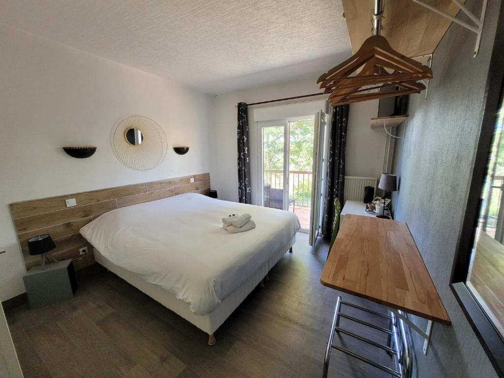 Postel nebo postele na pokoji v ubytování Logis Hôtel Restaurant L'Escapade