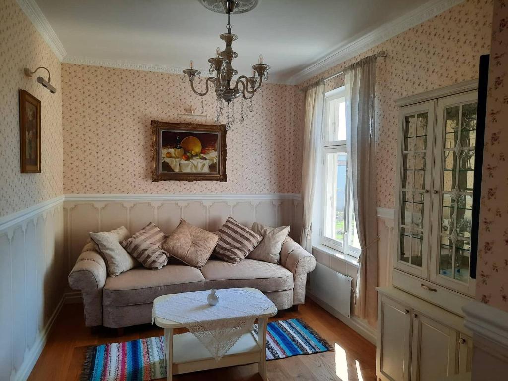 - un salon avec un canapé et une table dans l'établissement Romantiline kesklinna Aia tänava apartement, à Pärnu