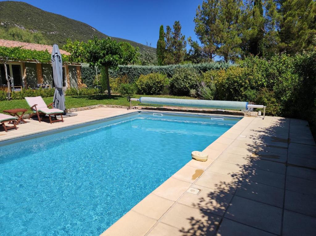 Bazén v ubytování GITE AUX 4 SAISONS DU COLORADO PROVENÇAL - 3 ÉTOILES - Rustrel nebo v jeho okolí