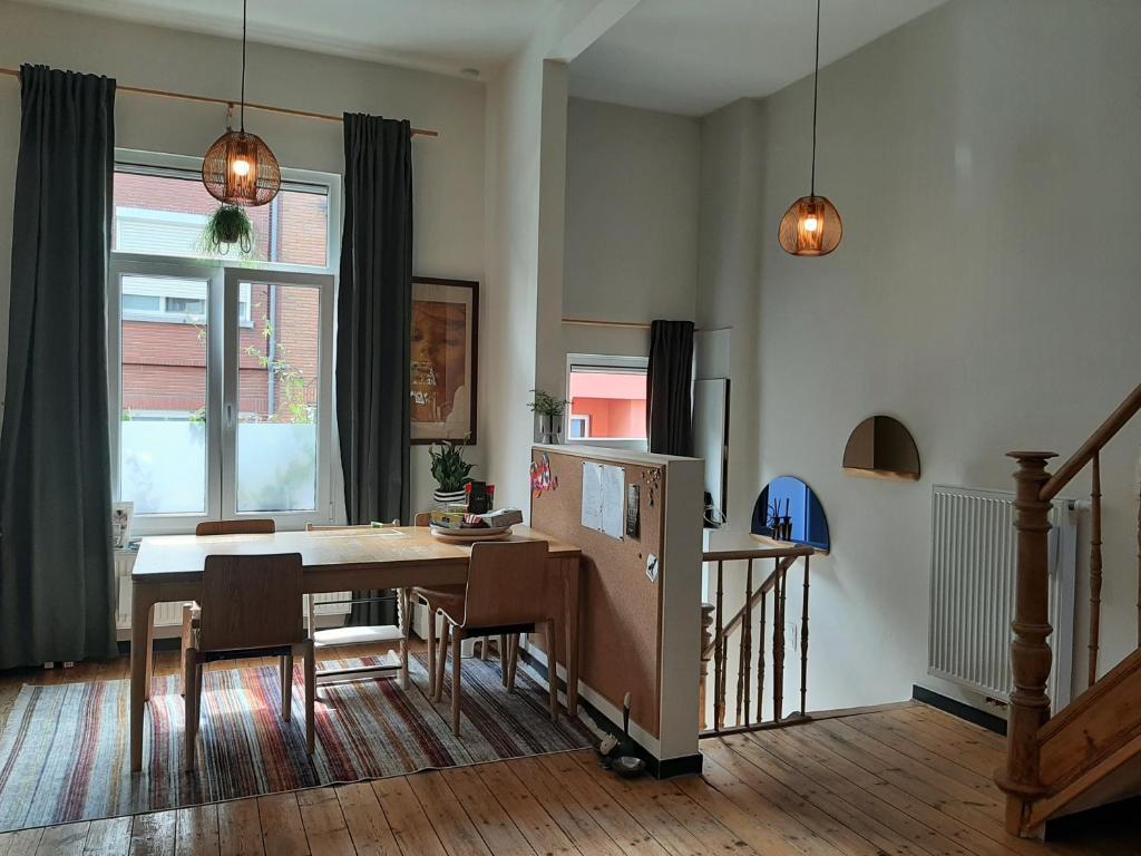 - une salle à manger avec une table et des chaises dans l'établissement Charming house in Ghent, à Gand