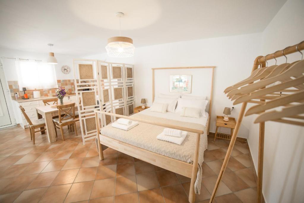 Postel nebo postele na pokoji v ubytování AZALEA - Modern studio with sea view