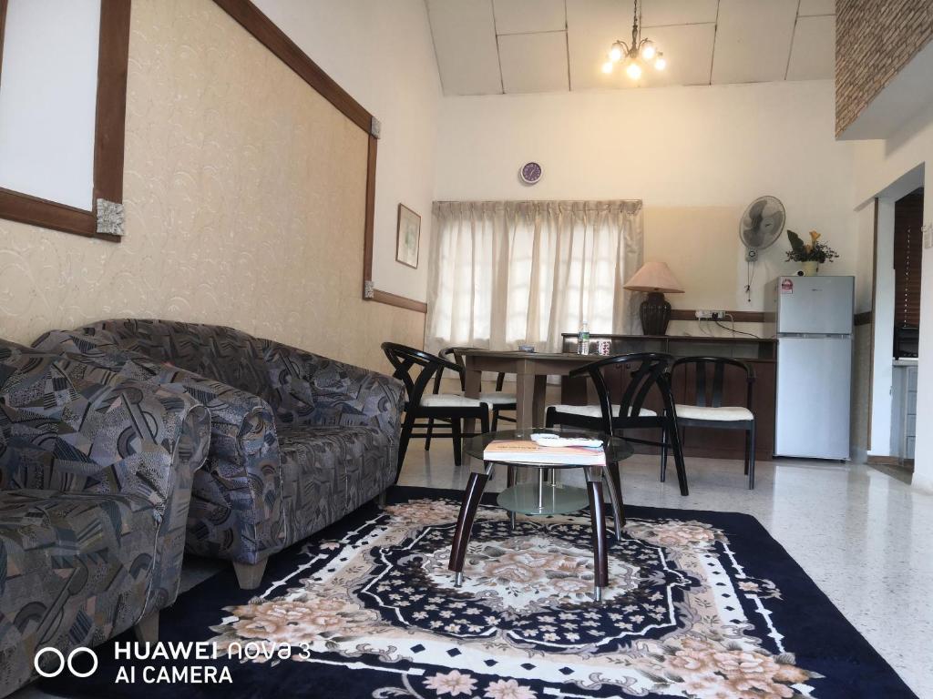 ein Wohnzimmer mit Sofa und Tisch in der Unterkunft Selesa Hillhomes bukit Tinggi Pahang in Bentong