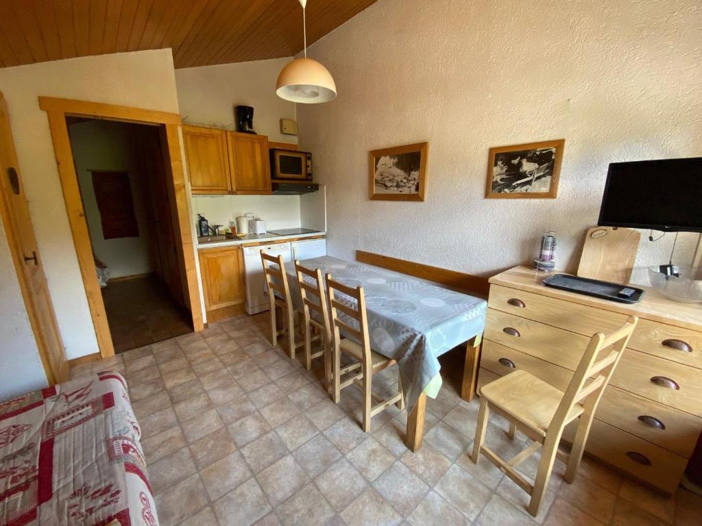 ラ・クリュサにあるAppartement La Clusaz, 3 pièces, 6 personnes - FR-1-459-32のキッチン(テーブル、椅子付)