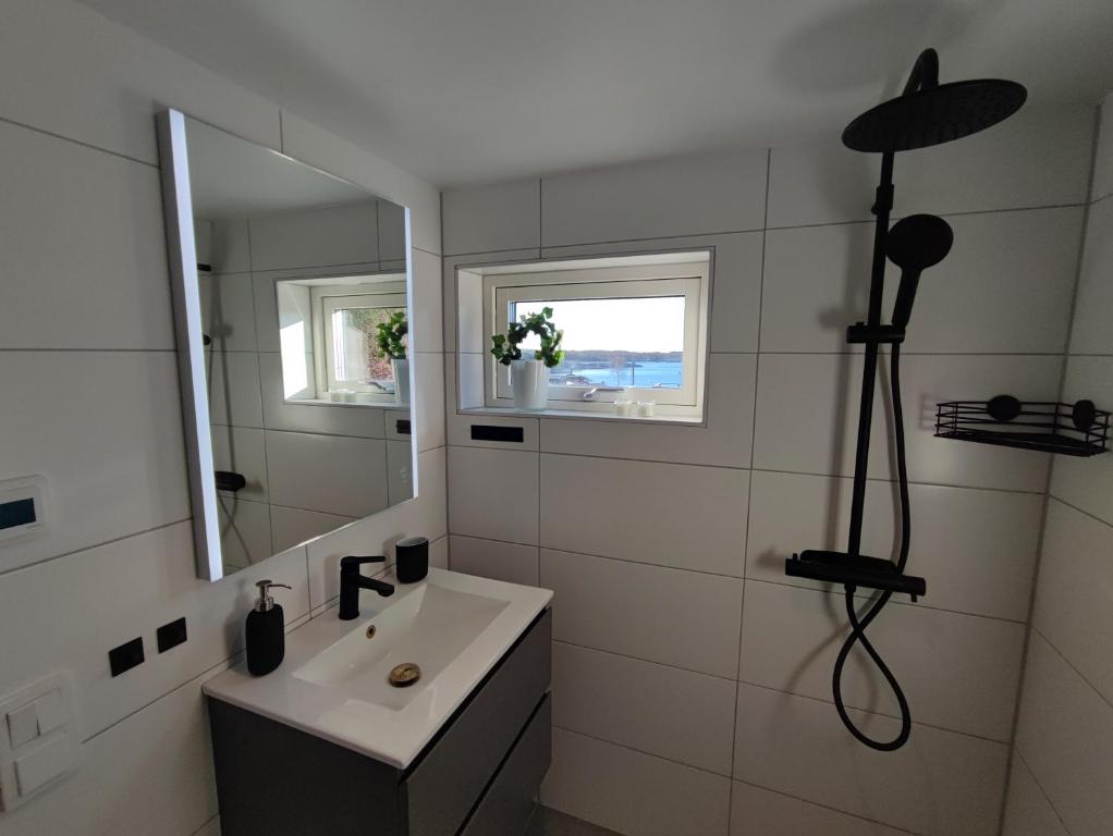 Koupelna v ubytování New villa, 45sqm, 2 bedrooms, loft, 80m from beach, fantastic views & very quiet area