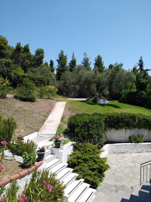 Κήπος έξω από το Rebekka's Guest House Elani