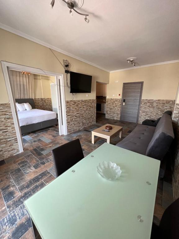 Televízia a/alebo spoločenská miestnosť v ubytovaní Jacuzzi Suites
