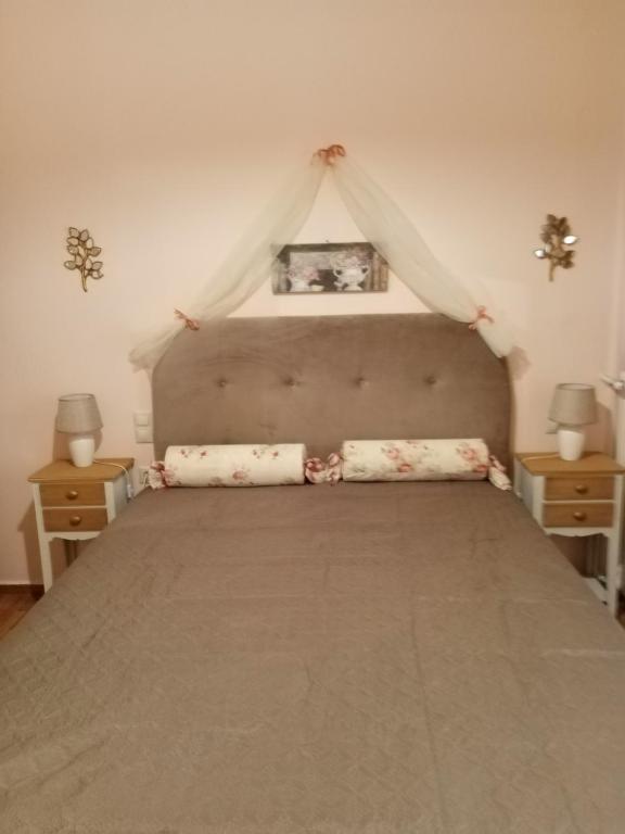 Postel nebo postele na pokoji v ubytování Ennie's place