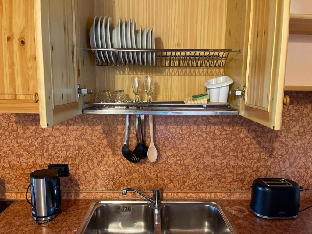 Kuchnia lub aneks kuchenny w obiekcie La FIOCCHINA - Magic Place - apartments & studios in Garda Lake - countryside farmhouse, inside the middle of the lake
