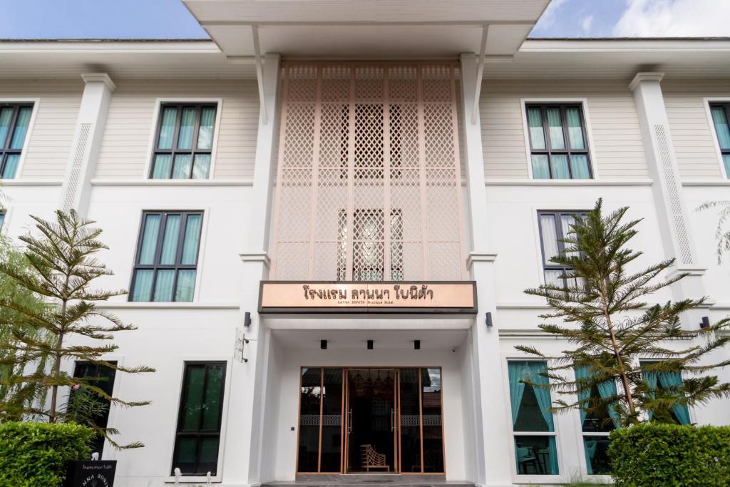 una representación de la parte delantera de un edificio blanco en Lanna Bonita Boutique Hotel en Chiang Mai