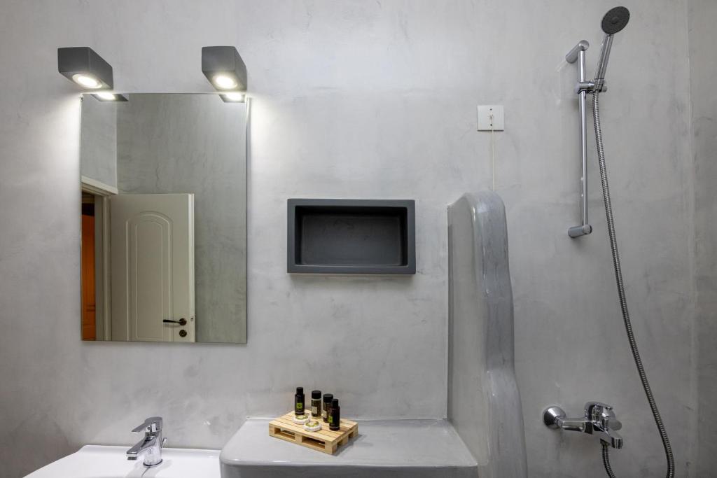 Koupelna v ubytování Couvaros Hotel