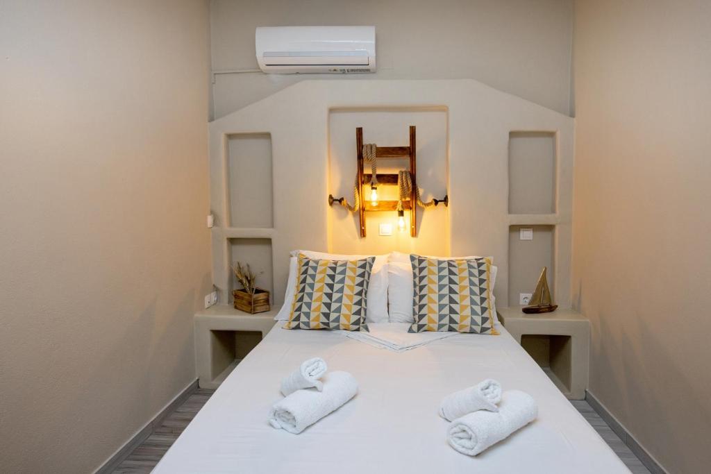 Postel nebo postele na pokoji v ubytování Couvaros Hotel