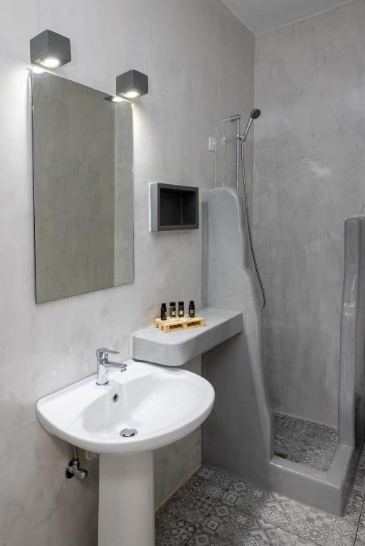 Koupelna v ubytování Couvaros Hotel